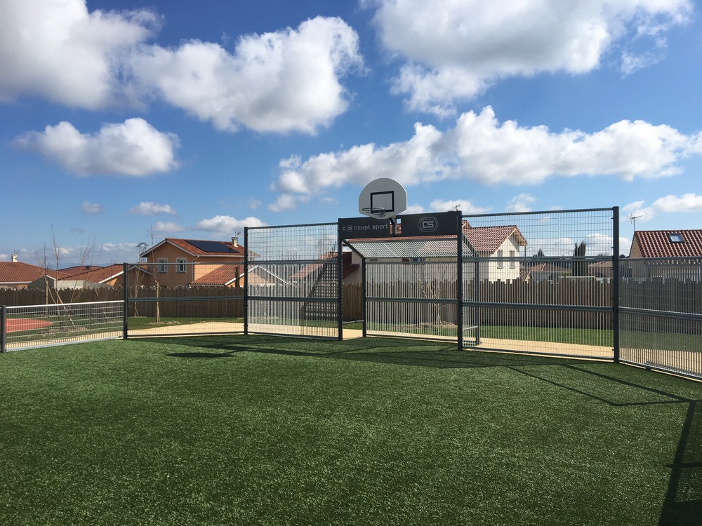 VALENCIN - Terrain multisport 24,80 m x 13,45 m