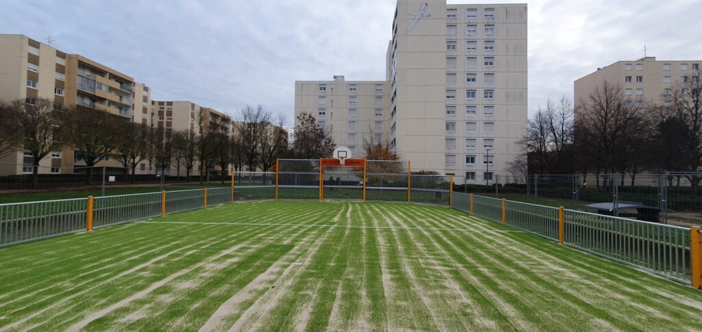 VAULX-EN-VELIN - Terrain multisport