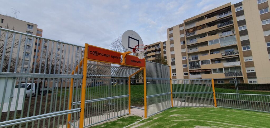 VAULX-EN-VELIN - Terrain multisport